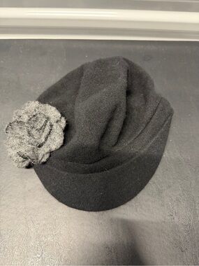 betmar Black Wool Cap with Gray Flower Cloche Hat One Size